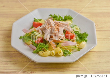 スモークチキンのマカロニサラダ 125753131