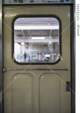 小湊鐵道　キハ200型の車内　ドア 125753181