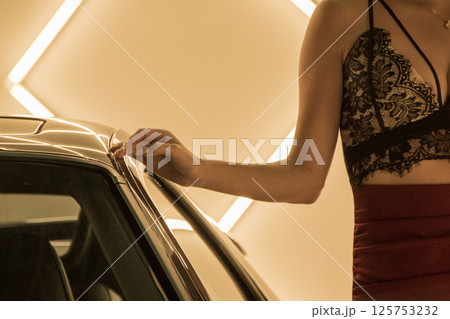 車に手を掛ける女性の手 車に手を掛ける女性の手 125753232