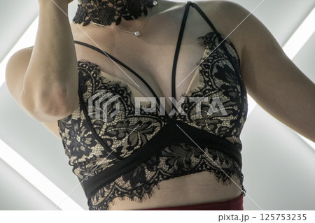 セクシーなランジェリードレスを着た女性の胸元 125753235