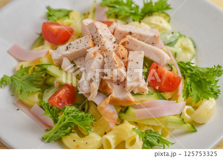 スモークチキンのマカロニサラダ 125753325