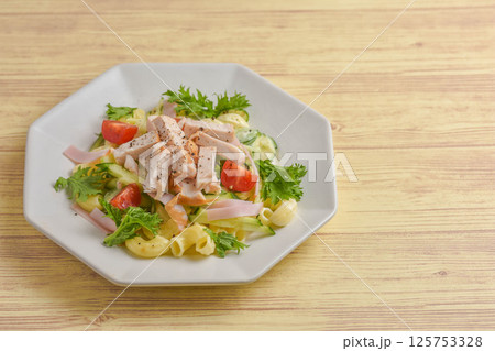 スモークチキンのマカロニサラダ 125753328