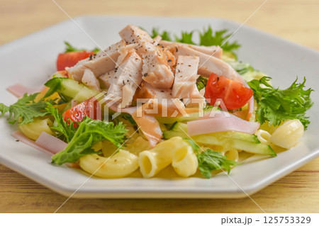 スモークチキンのマカロニサラダ 125753329