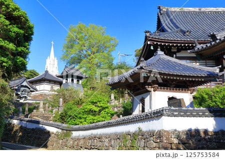 【長崎県】寺院と教会の見える風景（平戸ザビエル記念教会） 125753584