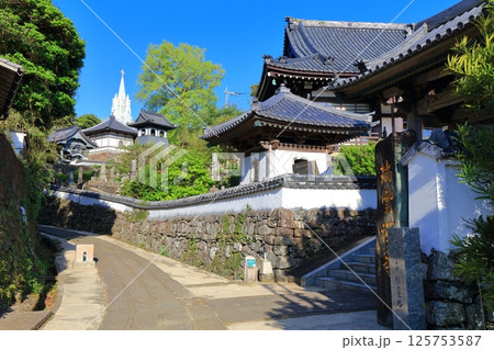 【長崎県】寺院と教会の見える風景（平戸ザビエル記念教会） 125753587
