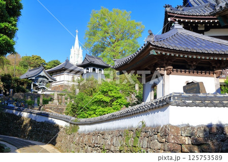 【長崎県】寺院と教会の見える風景(平戸ザビエル記念教会) 【長崎県】寺院と教会の見える風景(平戸ザビエル記念教会) 125753589