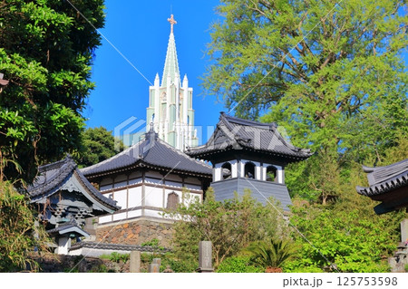 【長崎県】寺院と教会の見える風景（平戸ザビエル記念教会） 125753598