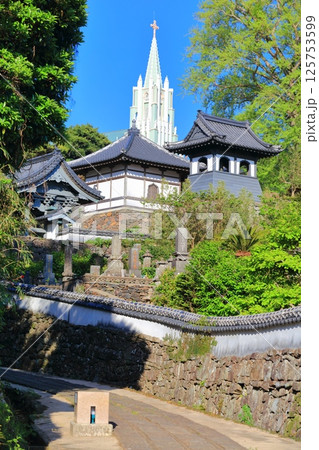 【長崎県】寺院と教会の見える風景（平戸ザビエル記念教会） 125753599