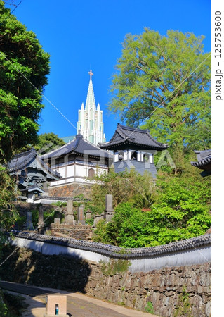 【長崎県】寺院と教会の見える風景（平戸ザビエル記念教会） 125753600