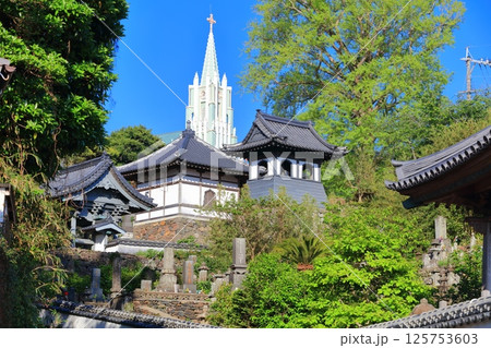 【長崎県】寺院と教会の見える風景(平戸ザビエル記念教会) 【長崎県】寺院と教会の見える風景(平戸ザビエル記念教会) 125753603