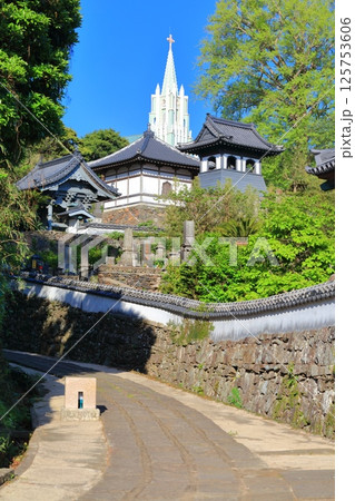 【長崎県】寺院と教会の見える風景（平戸ザビエル記念教会） 125753606