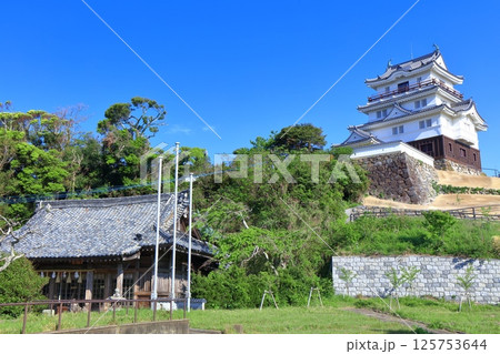 【長崎県】快晴の平戸城跡(天守閣と平戸護国神社) 【長崎県】快晴の平戸城跡(天守閣と平戸護国神社) 125753644