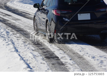 積雪道路でのスタットレスタイヤの効果 125753803