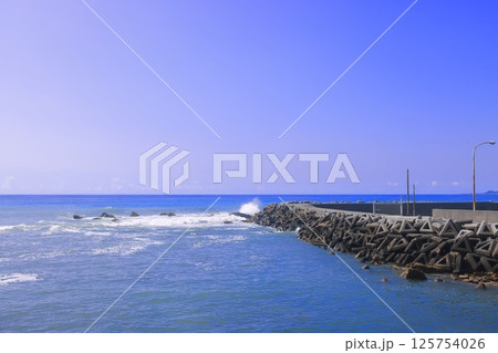 千葉県南房総市和田漁港の穏やかな海 千葉県南房総市和田漁港の穏やかな海 125754026
