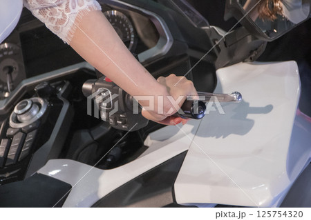 バイクのハンドルを握る手 バイクのハンドルを握る手 125754320