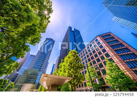 日本の東京都市景観5月。ハロや大手町ビルヂィング、大手町タワーなど大手町のビジネス街などを望む 125754458