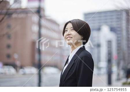 スーツを着た若い日本人女性 スーツを着た若い日本人女性 125754955