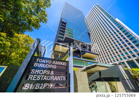 日本の東京都市景観　大手町の東京サンケイビル横にある大手町駅にもつながる出入口などを望む 125755069