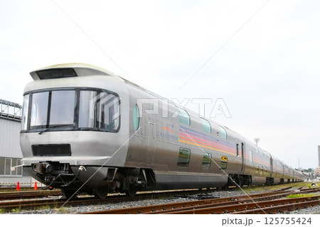 車両基地に停車する寝台特急カシオペア号のE26系客車 125755424
