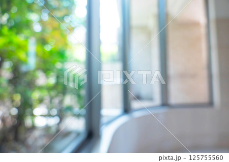 マンションエントランスの背景ボケ 125755560