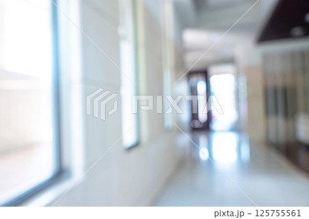 マンションエントランスの背景ボケ 125755561