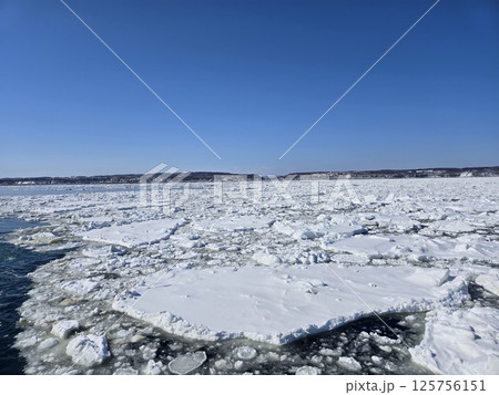 冬の北海道 網走 流氷クルーズ 冬の北海道 網走 流氷クルーズ 125756151