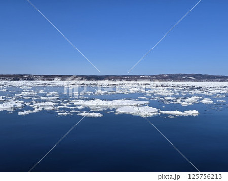 冬の北海道　網走　流氷クルーズ 125756213