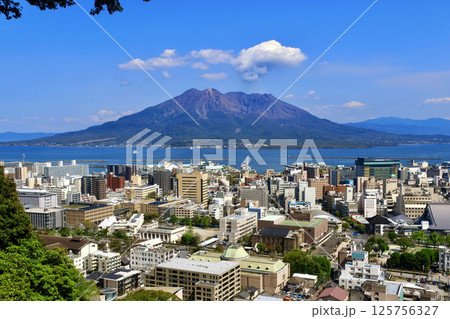 鹿児島市街地と桜島(鹿児島県・鹿児島市) 鹿児島市街地と桜島(鹿児島県・鹿児島市) 125756327