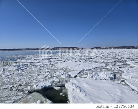 冬の北海道 網走 流氷クルーズ 冬の北海道 網走 流氷クルーズ 125756534