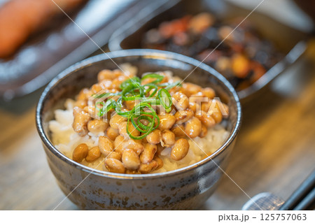 【朝食】納豆をかけたご飯【和食】 125757063