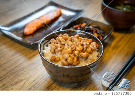 【朝食】納豆をかけたご飯【和食】 【朝食】納豆をかけたご飯【和食】 125757396