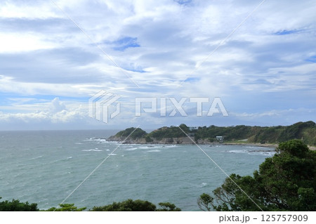 神奈川県・横須賀市・ソレイユの丘から眺める荒崎海岸の景色 神奈川県・横須賀市・ソレイユの丘から眺める荒崎海岸の景色 125757909