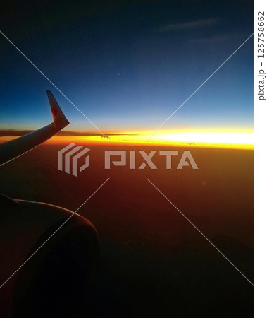 飛行機の窓から見る朝焼け / Sunrise from Airplane Window 125758662