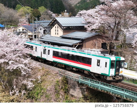 桜満開のJR陸羽東線　空撮 125758879