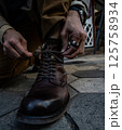 玄関に立つ男性の足 125758934