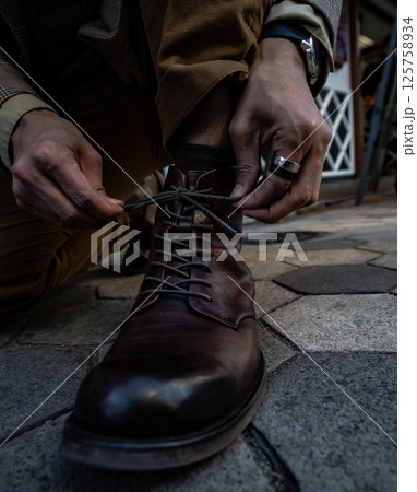 玄関に立つ男性の足 125758934