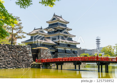 松本城と赤い橋 125758952