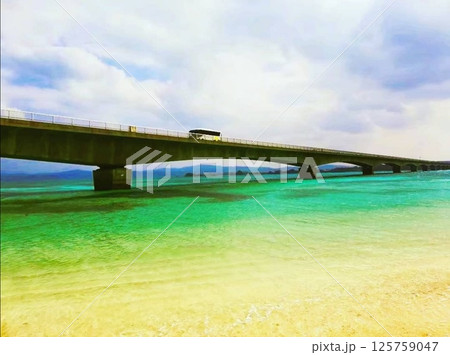 海と橋とバスの風景 / Seaside Bridge with Bus 125759047
