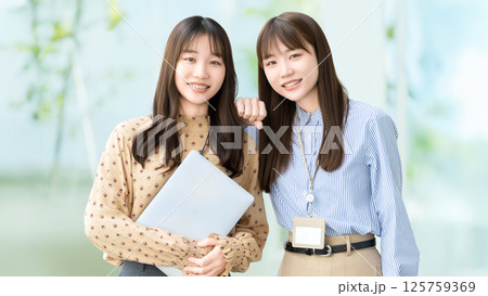 仲のいい2人の女性・ビジネスウーマン 仲のいい2人の女性・ビジネスウーマン 125759369