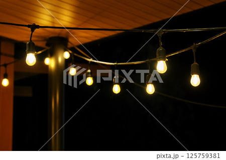 夜を明るく照らす照明 125759381