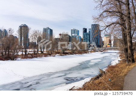 冬のカルガリー：凍ったボウ川とリバーウォーク遊歩道 125759470