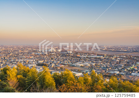 夕方の島田市の白岩寺公園から見た島田市の街並みと風景(静岡県) 夕方の島田市の白岩寺公園から見た島田市の街並みと風景(静岡県) 125759485