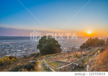 夕方の島田市の白岩寺公園から見た島田市の街並みと風景(静岡県) 125759524