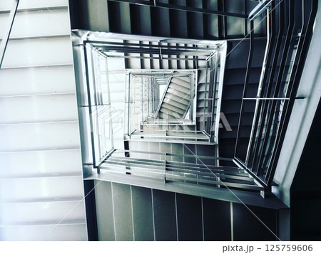 螺旋階段の幾何学美 / Geometric Spiral Staircase 125759606