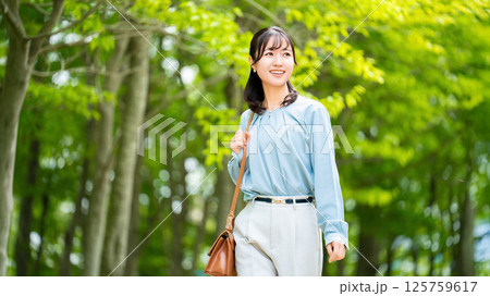 屋外を歩く笑顔の女性・ビジネスウーマン 屋外を歩く笑顔の女性・ビジネスウーマン 125759617