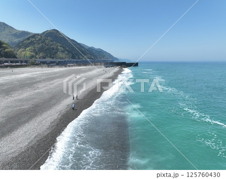 新潟県 ヒスイの石が取れる親不知海水浴場　ドローン空撮 125760430