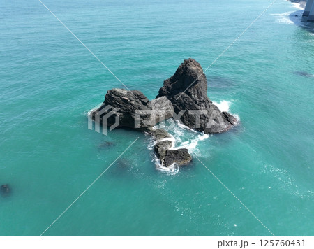 新潟県 ヒスイの石が取れる親不知海水浴場　ドローン空撮 125760431