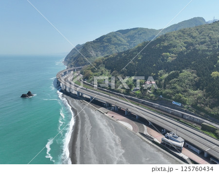 新潟県 ヒスイの石が取れる親不知海水浴場 ドローン空撮 新潟県 ヒスイの石が取れる親不知海水浴場 ドローン空撮 125760434