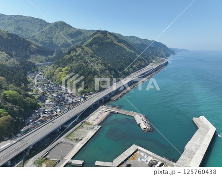 新潟県 ヒスイの石が取れる親不知海水浴場　ドローン空撮 125760438