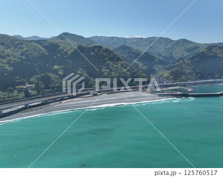新潟県 ヒスイの石が取れる親不知海水浴場　ドローン空撮 125760517